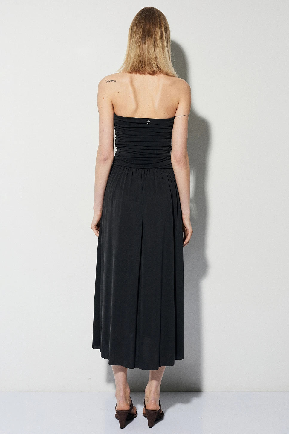 VESTIDO MIDI SIN TIRANTES NEGRO