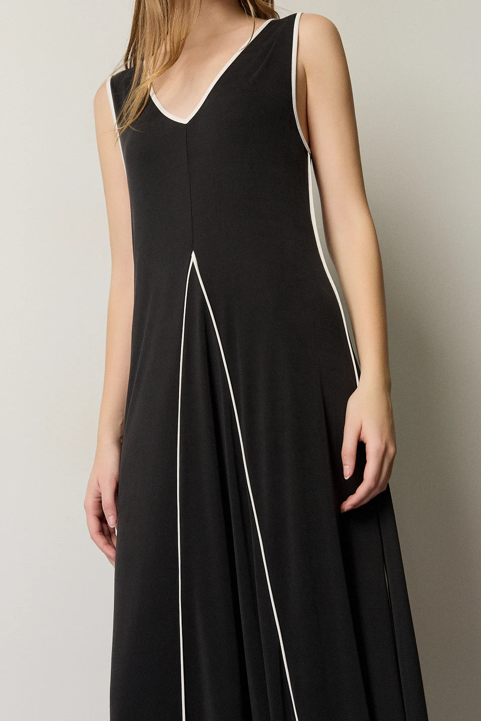 VESTIDO MAXI DETALLES EN CONTRASTE