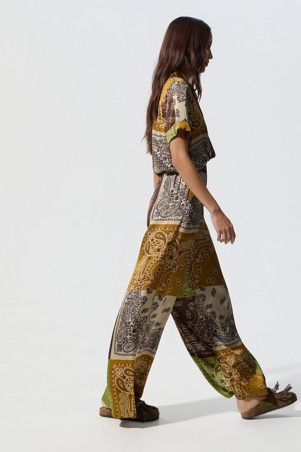 PANTALÓN ESTAMPADO TEXTURA SATINADA