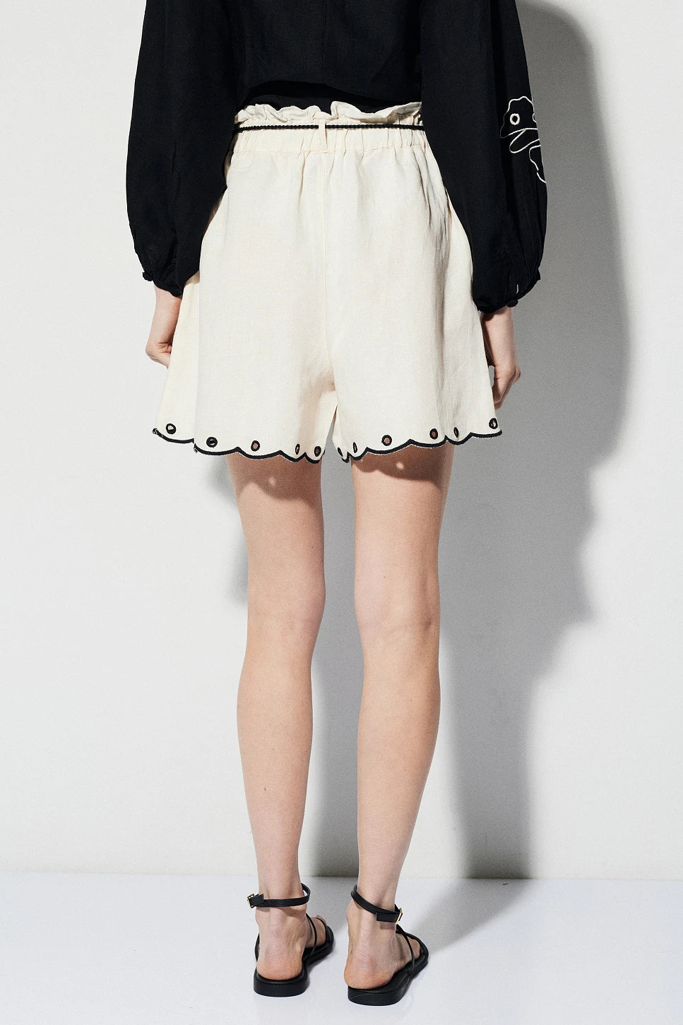 SHORT CON DETALLES BORDADOS