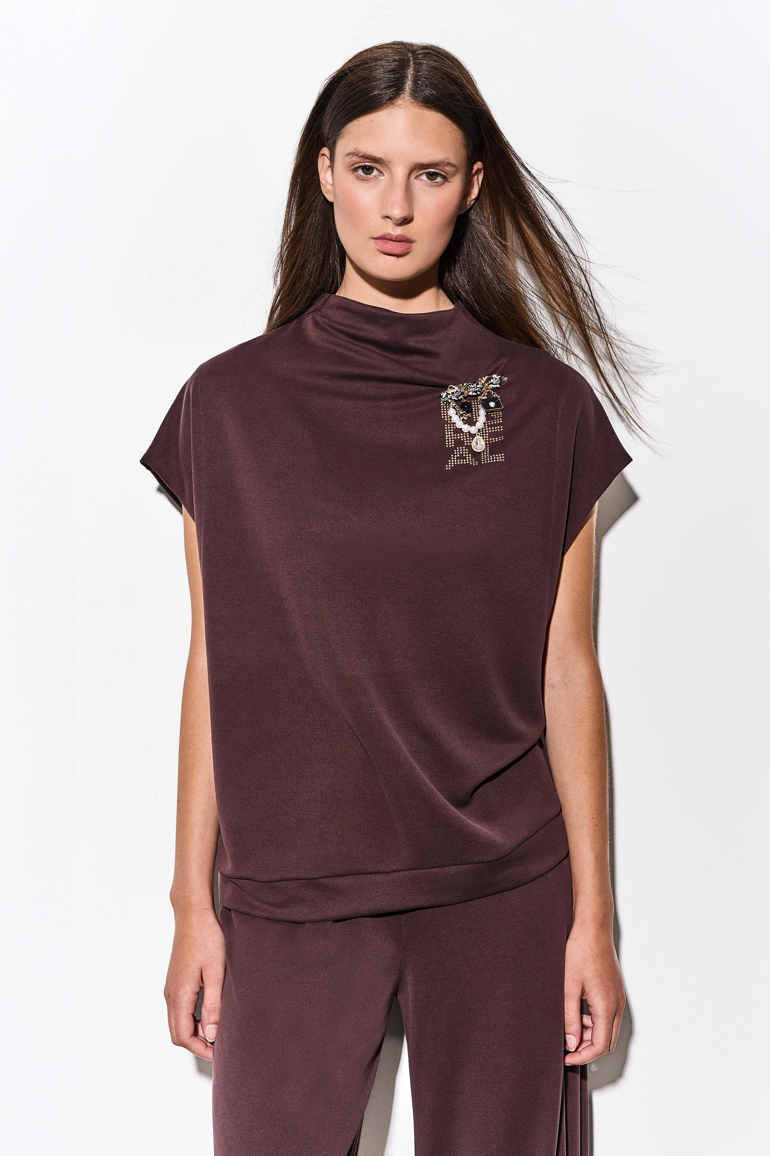 BLUSA DE MANGA CORTA CON BROCHE