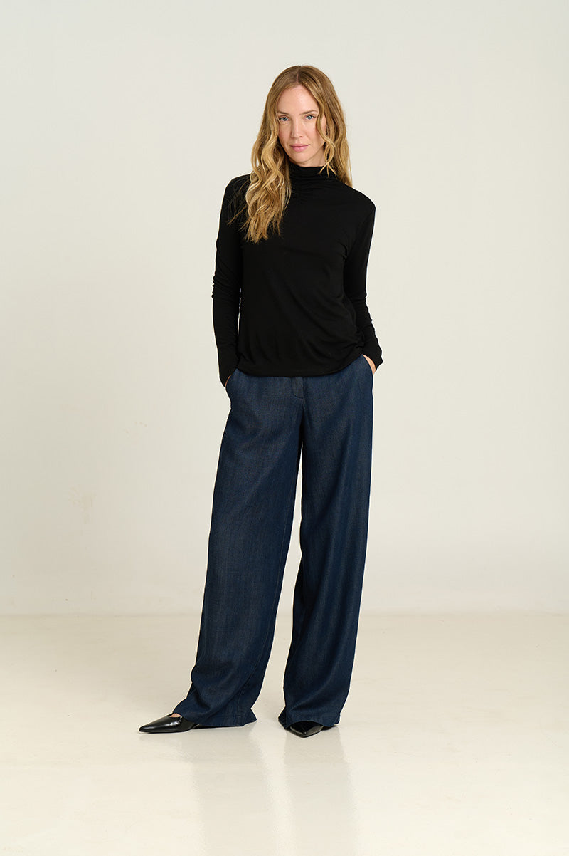 CAMISETA CUELLO ALTO NEGRA