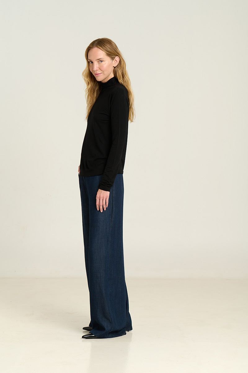 CAMISETA CUELLO ALTO NEGRA