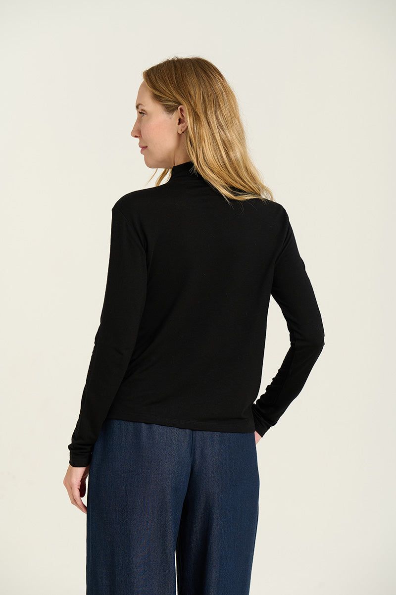 CAMISETA CUELLO ALTO NEGRA