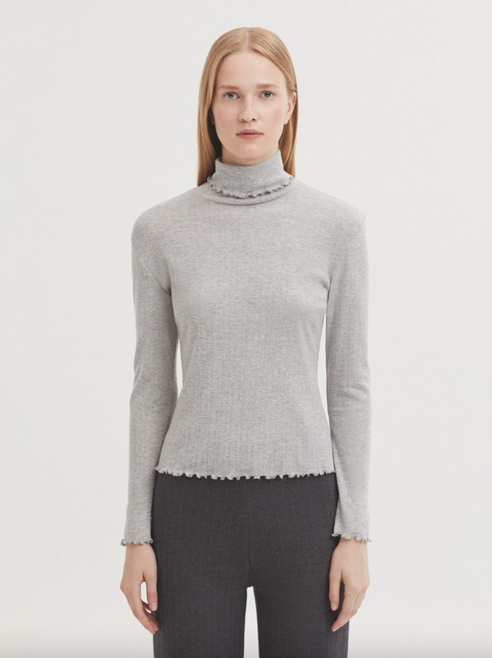CAMISETA POINTELLE CUELLO ALTO GRIS