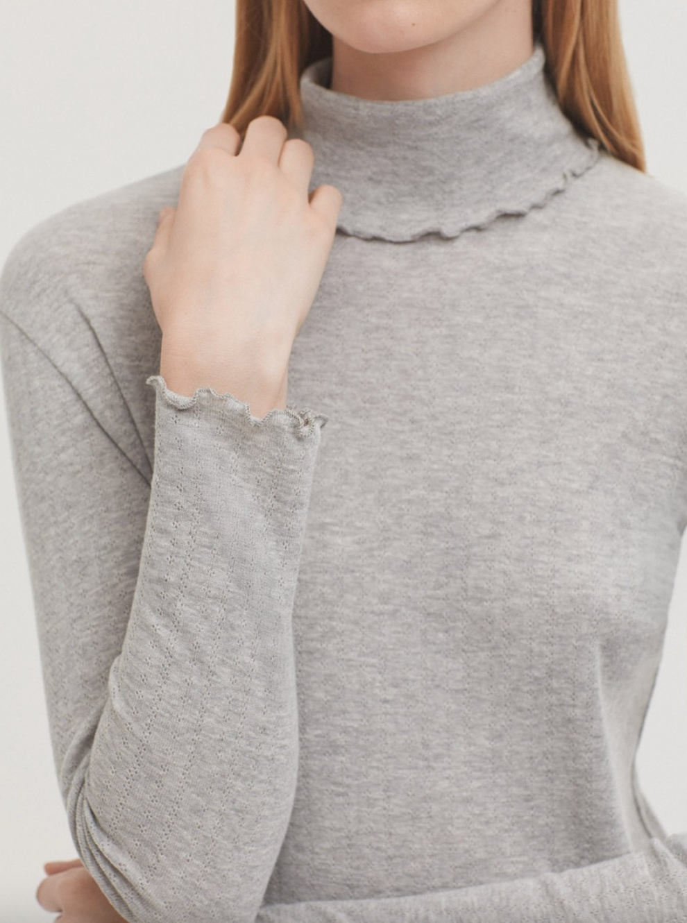 CAMISETA POINTELLE CUELLO ALTO GRIS