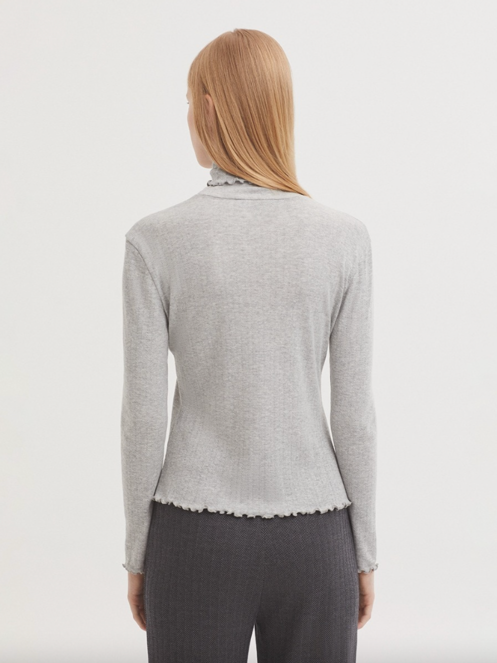 CAMISETA POINTELLE CUELLO ALTO GRIS