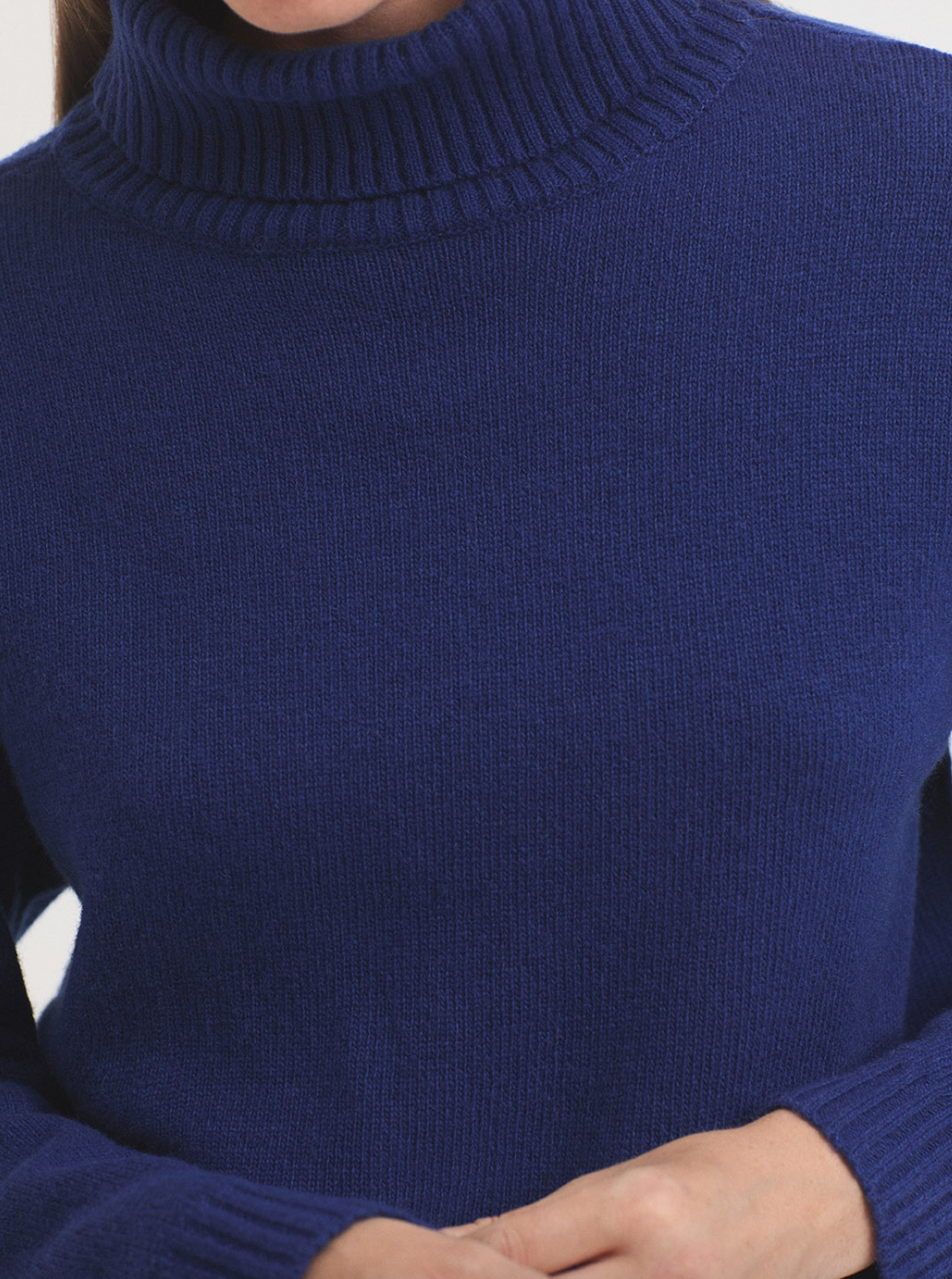 JERSEY CUELLO VUELTO BÁSICO EN LANA AZUL