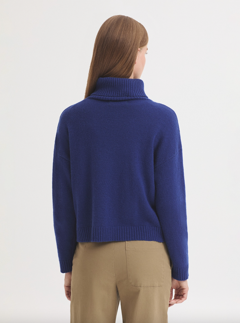 JERSEY CUELLO VUELTO BÁSICO EN LANA AZUL