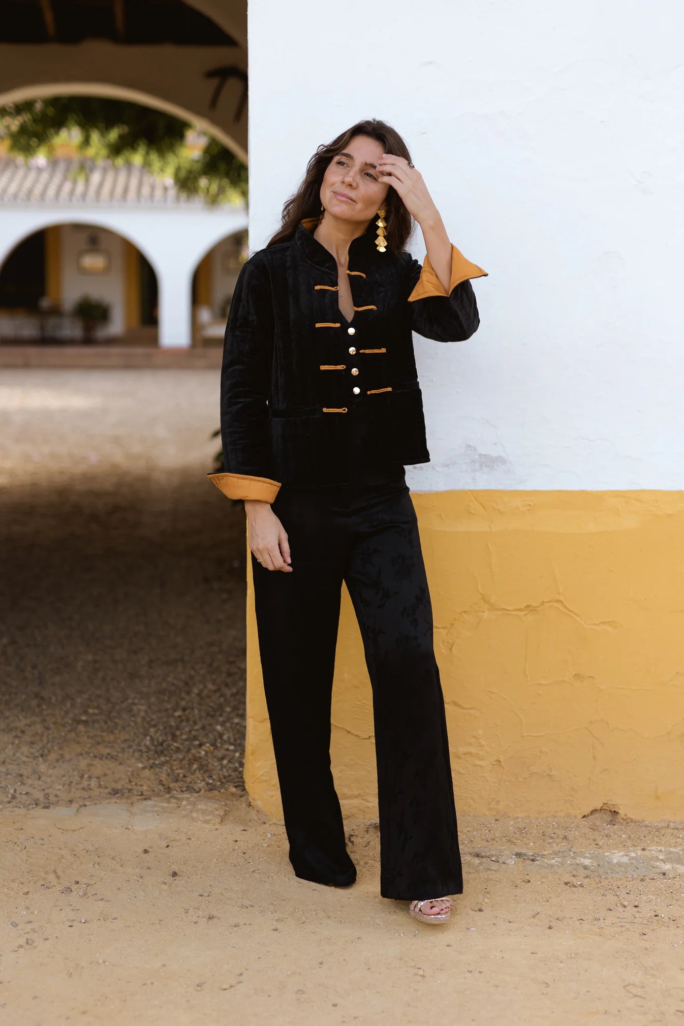 CHAQUETA TERCIOPELO NEGRA Y MOSTAZA