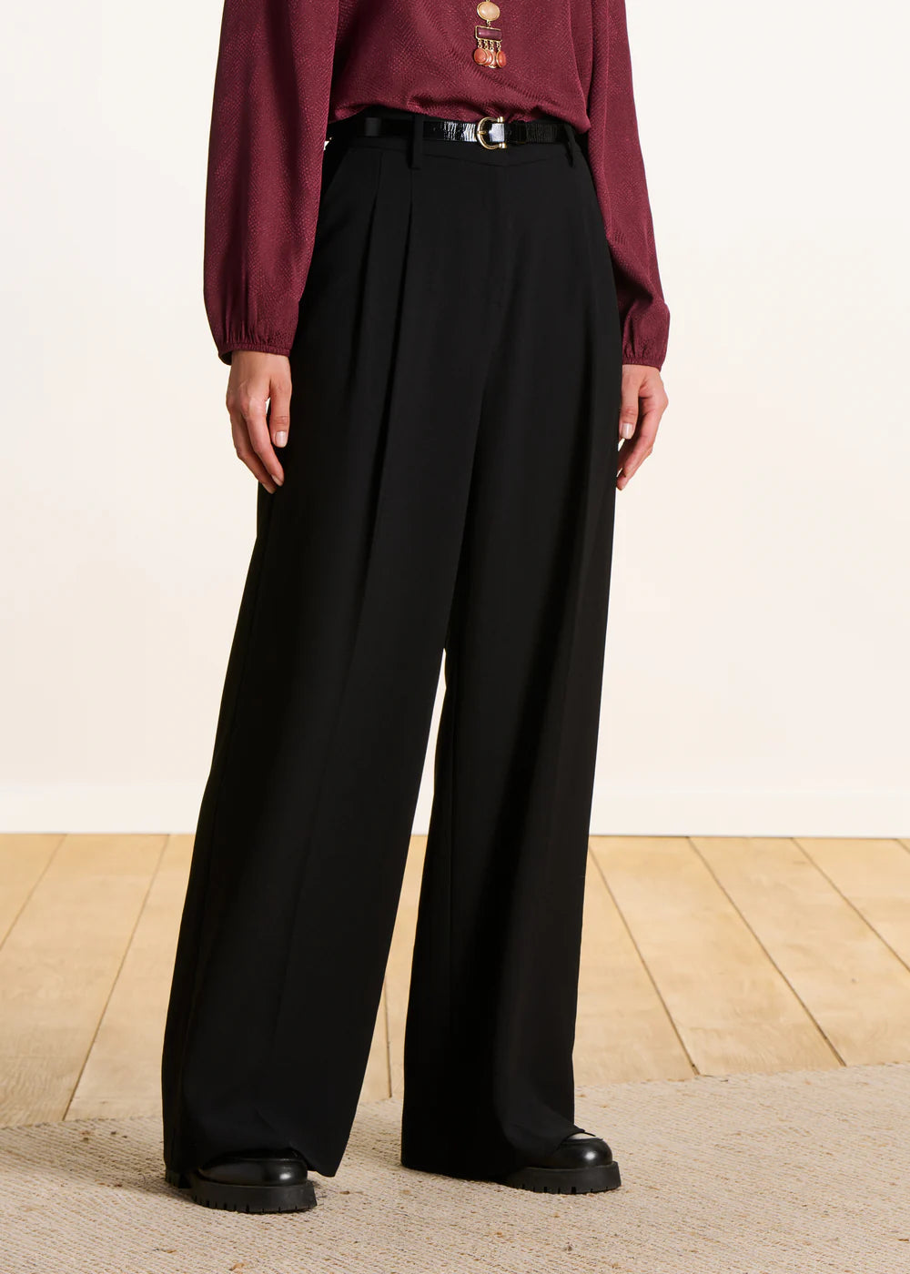 PANTALÓN ANCHO NEGRO FORRADO DE TALLE ALTO