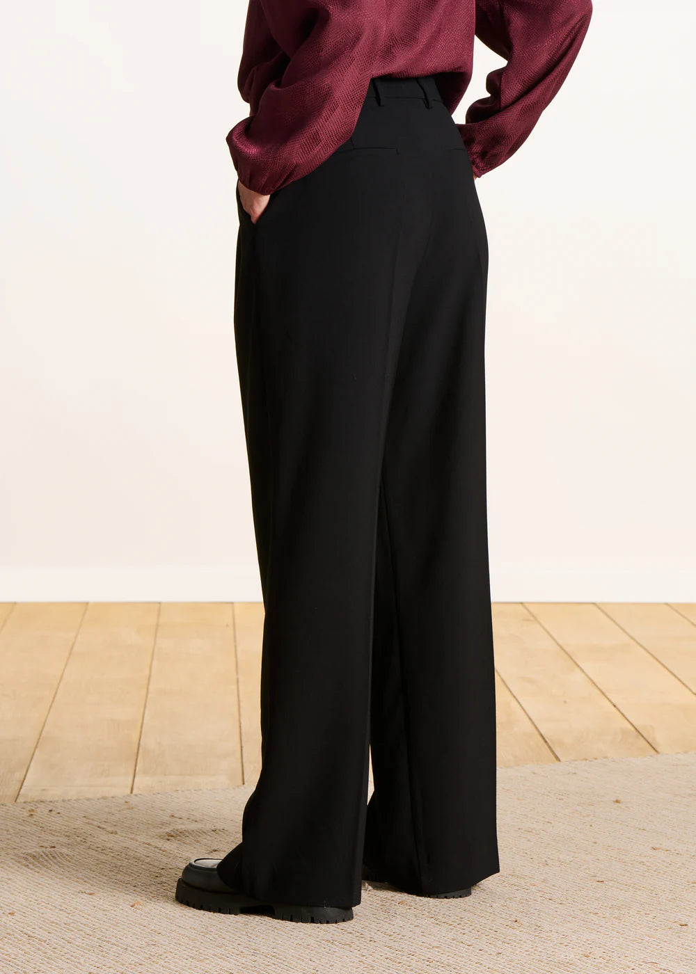 PANTALÓN ANCHO NEGRO FORRADO DE TALLE ALTO