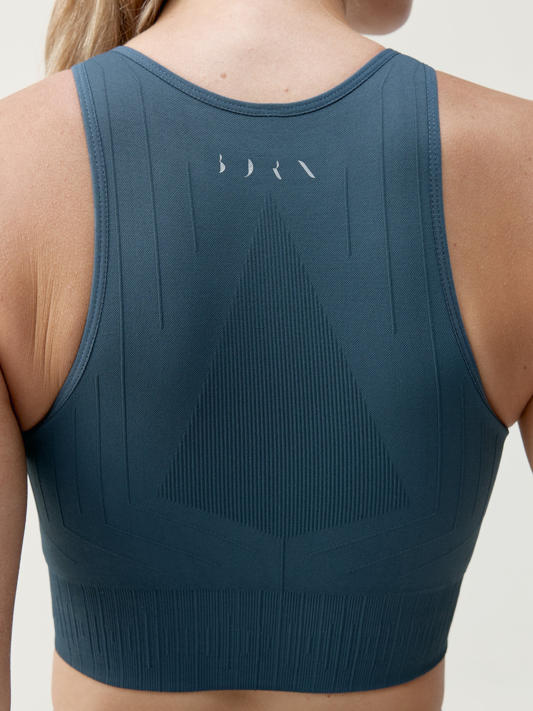 TOP CROP NAWAL STORMY GREY