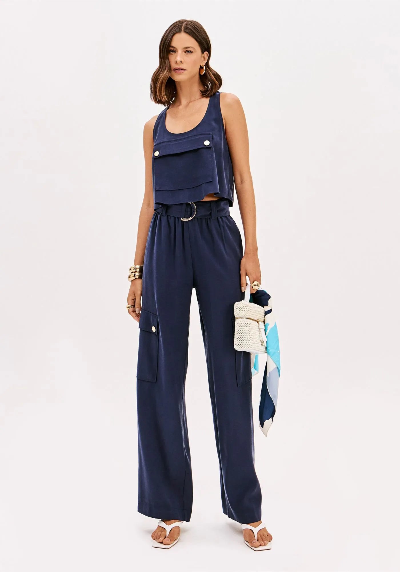 BLUSA CORTA CON CUELLO EN U