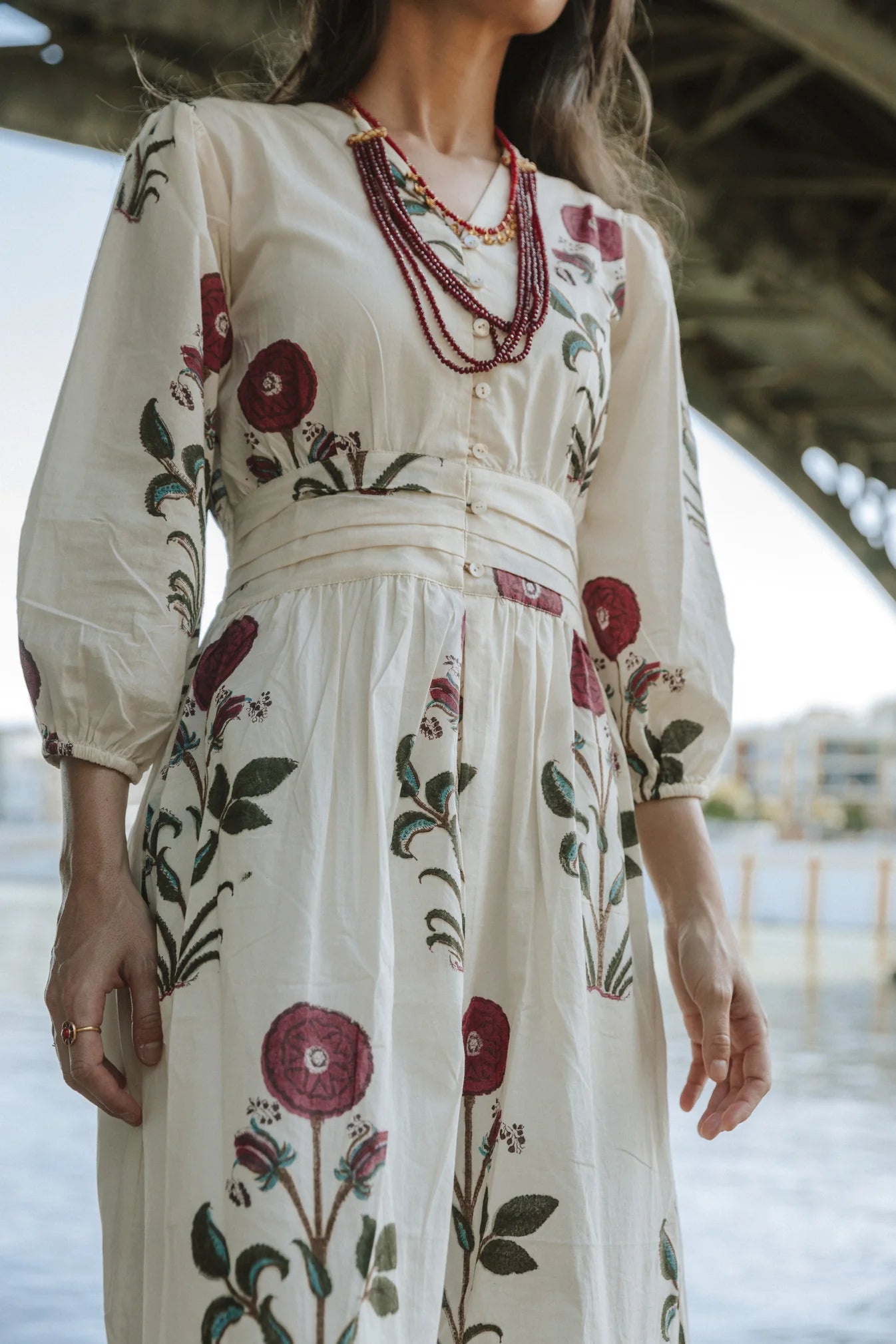 VESTIDO MARFIL FLORES BURDEOS