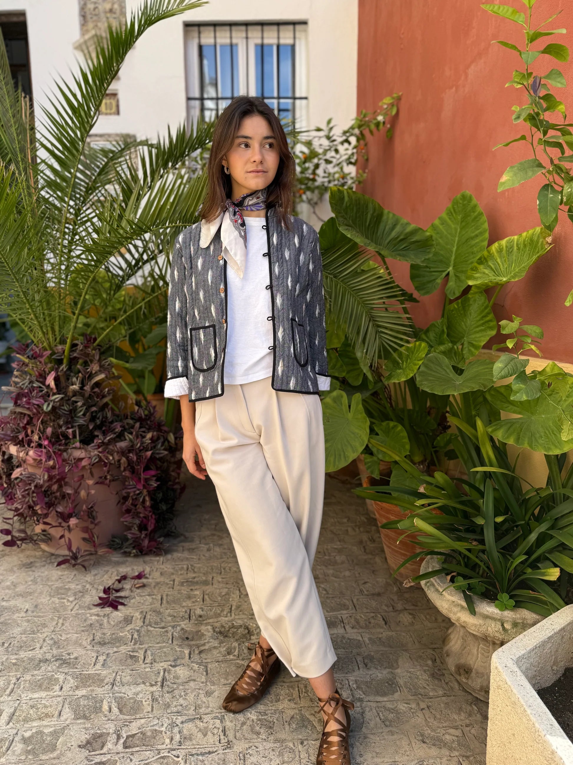 CHAQUETA BLANCA Y NEGRA