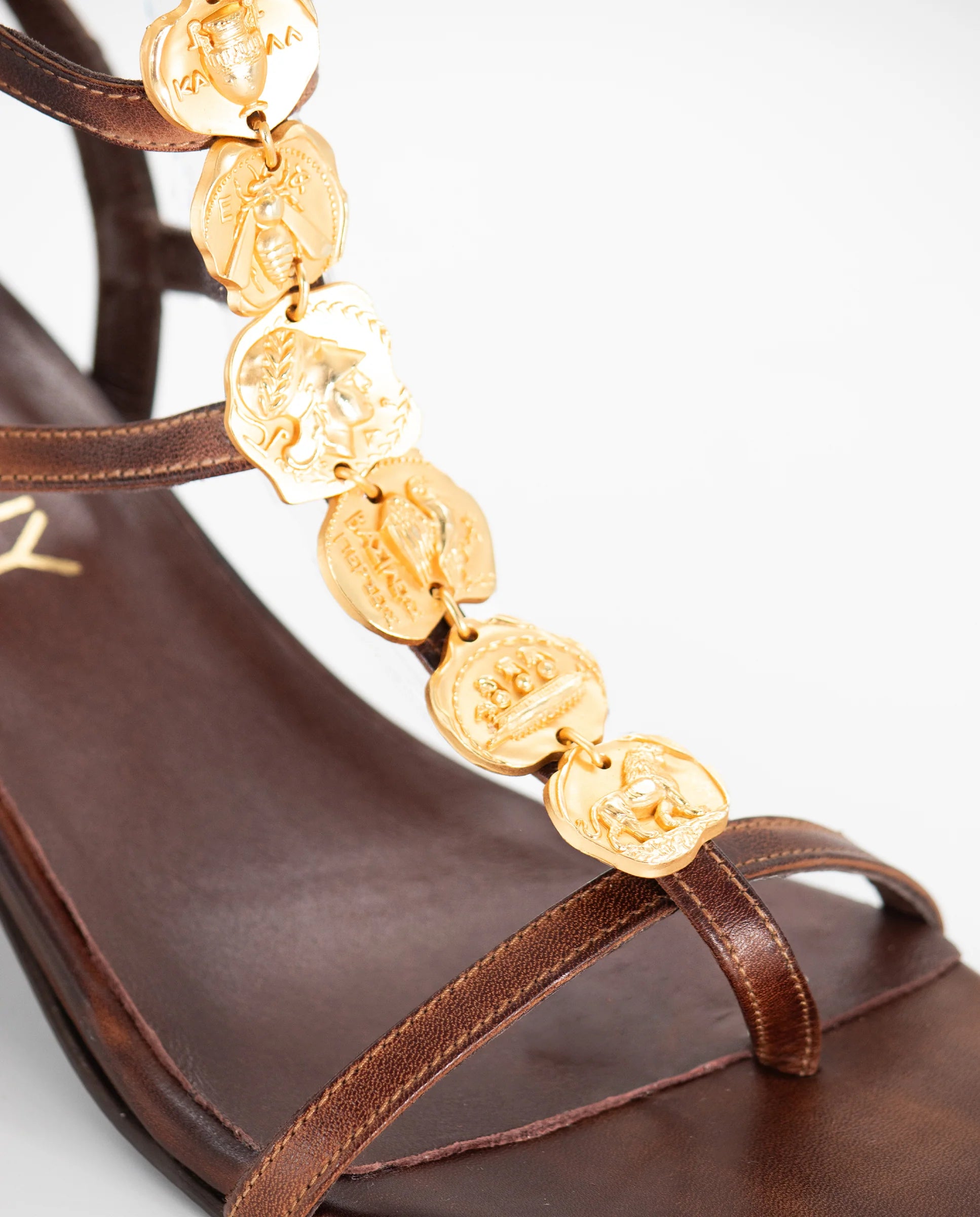 SANDALIAS PLAKA TACÓN CHOCO